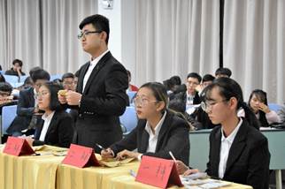 图片包含 人员, 窗帘, 室内, 餐桌已生成极高可信度的说明